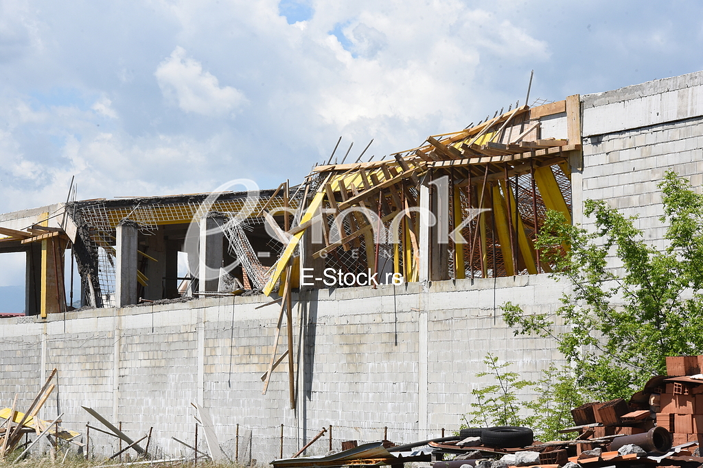 Urusila se kuca povredjeno 6 osoba