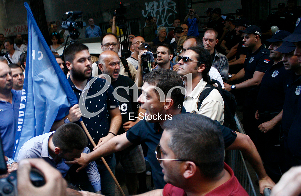 centar za kulturnu dekontaminaciju, mirdita, srpska radikalna stranka protest, kordon policije centar za kulturnu dekontaminaciju, mirdita, srpska radikalna stranka protest, kordon policije