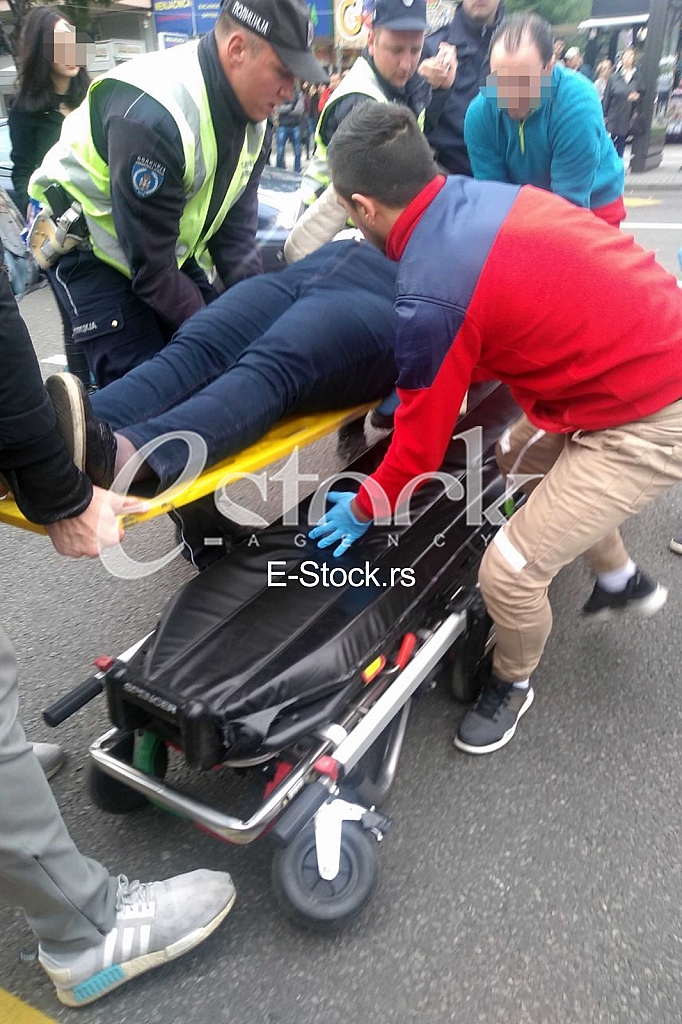 Saobracajna nesreca taxi udario zenu kod Hiltona Saobracajna nesreca taxi udario zenu kod Hiltona