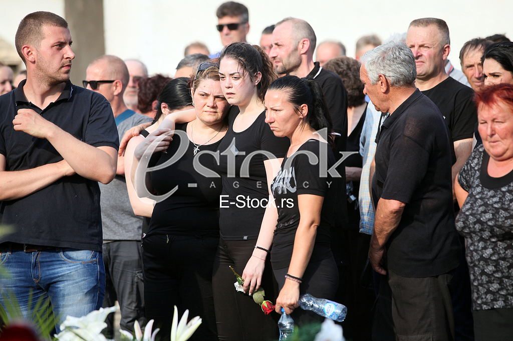 GLUMAC Bogoljub Mitic Djosa (49) sahranjen je u petak na mesnom groblju u rodnom Vlasotincu.
