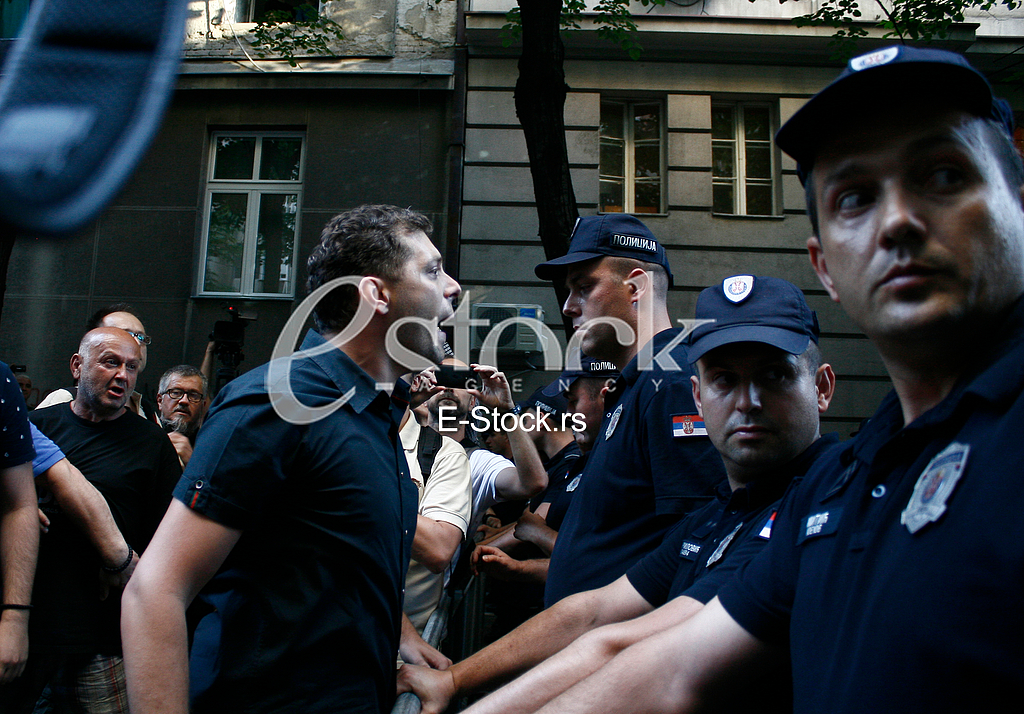 centar za kulturnu dekontaminaciju, mirdita, srpska radikalna stranka protest, kordon policije centar za kulturnu dekontaminaciju, mirdita, srpska radikalna stranka protest, kordon policije