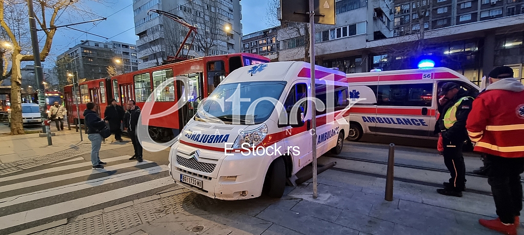 Sudar tramvaja i hitne pomoci
