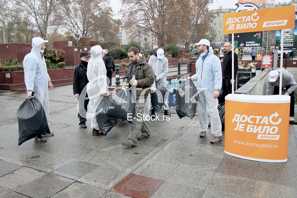 The process of cleaning the underground passage The process of cleaning the underground passage