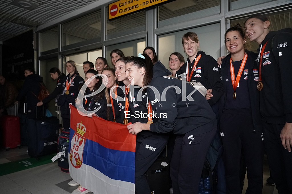 Docek odbojkasica na aerodromu