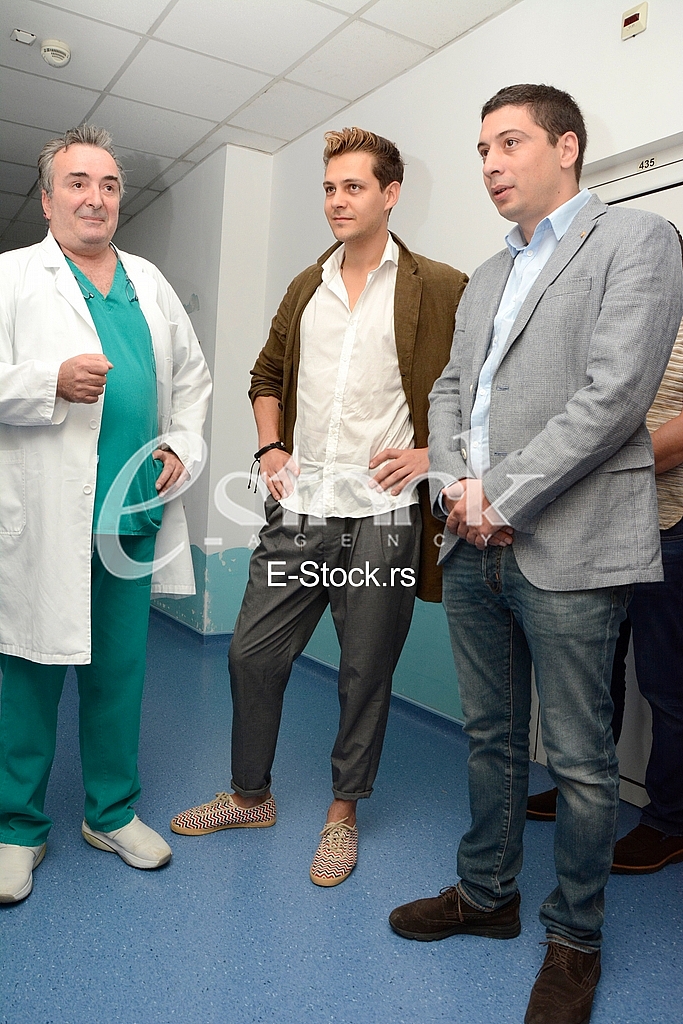 actor Milos Bikovic spending time with children at the Department of Oncology