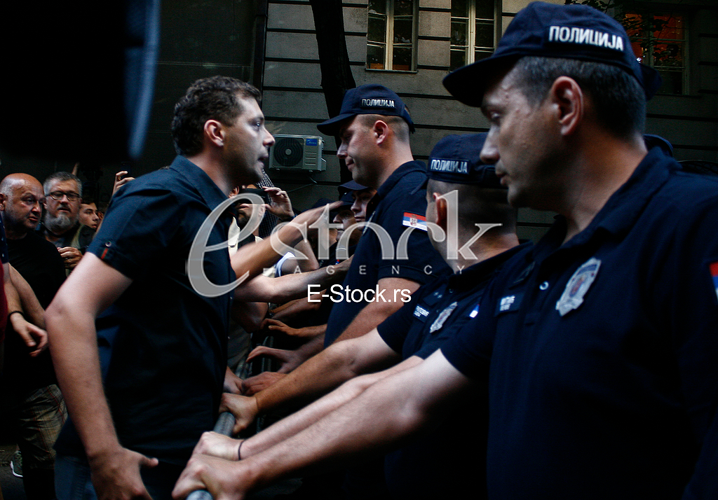 centar za kulturnu dekontaminaciju, mirdita, srpska radikalna stranka protest, kordon policije centar za kulturnu dekontaminaciju, mirdita, srpska radikalna stranka protest, kordon policije