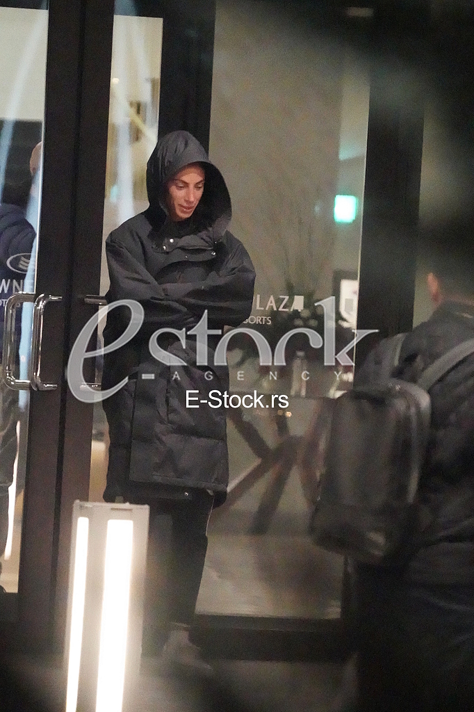 Ivana Vuleta  Spanovic u setnji sa psom ispred Crown Plaza