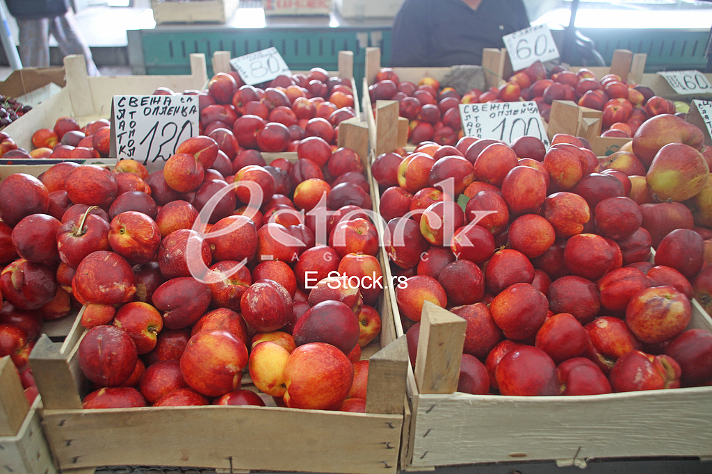 Belgrade, 14. 06.2018., Peaches on the market Belgrade, 14. 06.2018., Peaches on the market