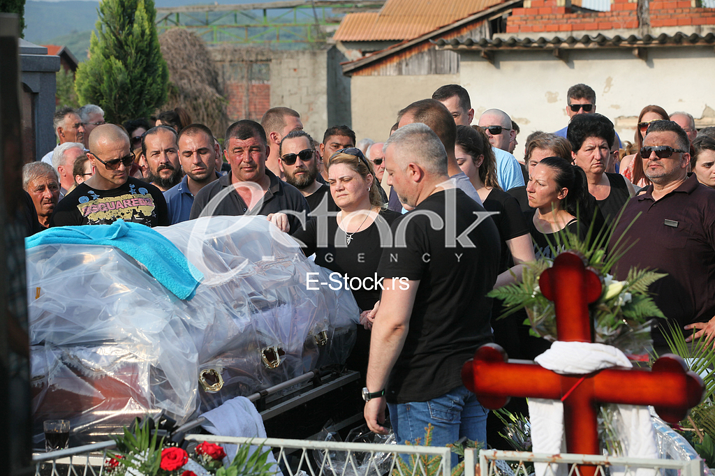 GLUMAC Bogoljub Mitic Djosa (49) sahranjen je u petak na mesnom groblju u rodnom Vlasotincu.