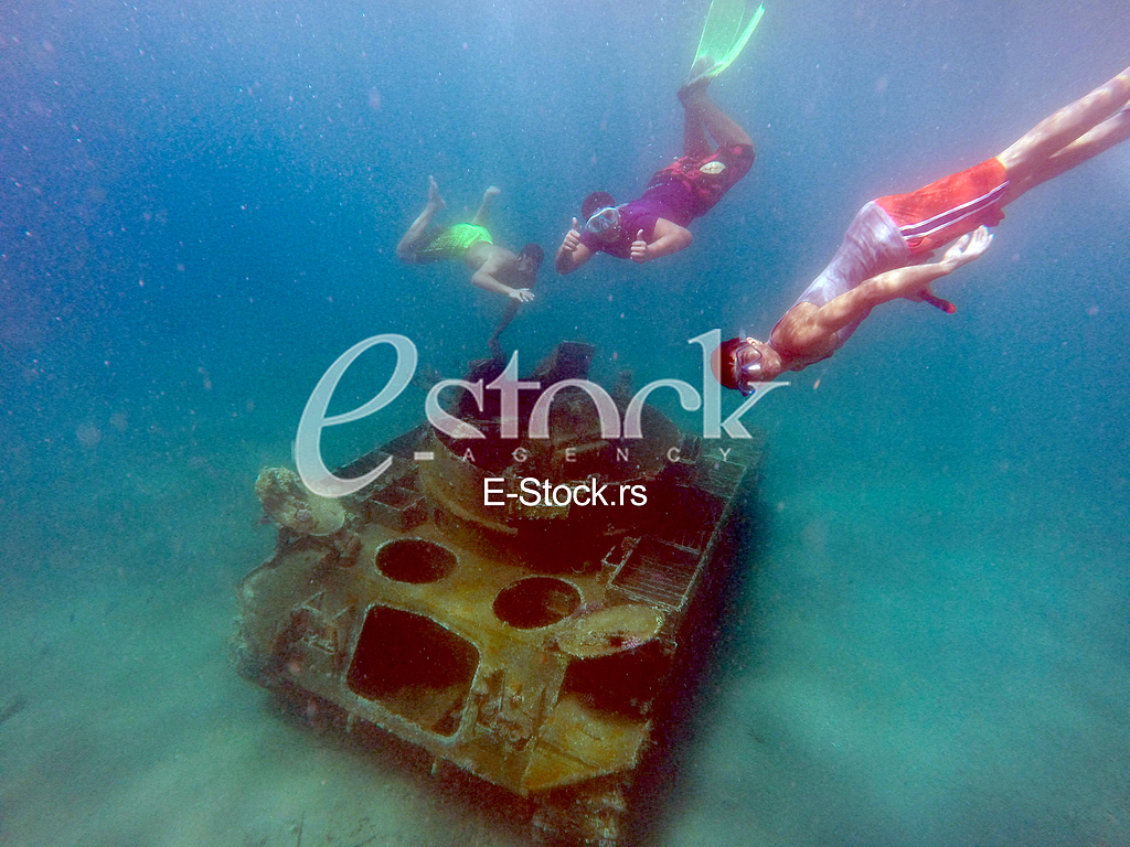 tenk na dnu mora, crveno more , red sea 