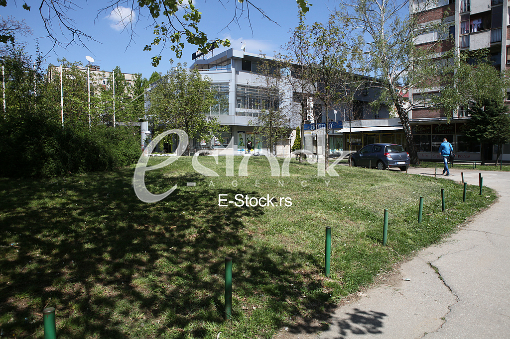 Nepoznati muskarac u crnoj jakni napao je i  povredio kuhinjskim nozem devojčccu (14) u parku ispred osnovne Skole Ivo Andrić na Kanarevom brdu