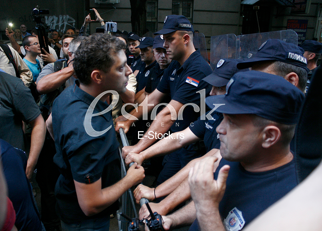 centar za kulturnu dekontaminaciju, mirdita, srpska radikalna stranka protest, kordon policije centar za kulturnu dekontaminaciju, mirdita, srpska radikalna stranka protest, kordon policije