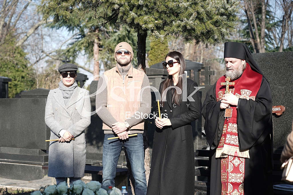 Svetlana Ceca Raznatovic, Veljko Raznatovic, Anastasija Raznatovic i vladika Stefan Saric