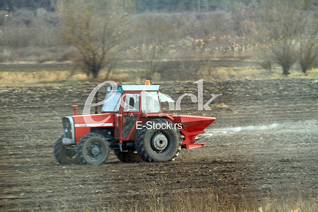 Traktor na njivi Traktor na njivi