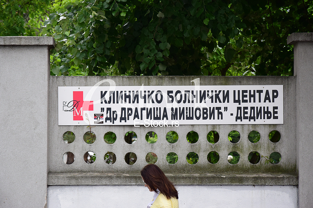 protest in front of the hospital 