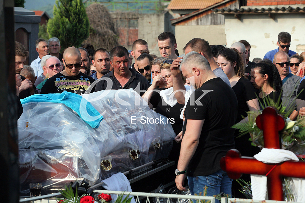GLUMAC Bogoljub Mitic Djosa (49) sahranjen je u petak na mesnom groblju u rodnom Vlasotincu.