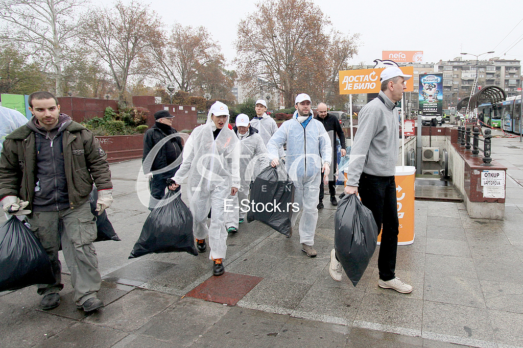The process of cleaning the underground passage The process of cleaning the underground passage