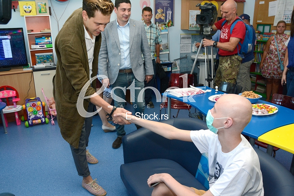 actor Milos Bikovic spending time with children at the Department of Oncology