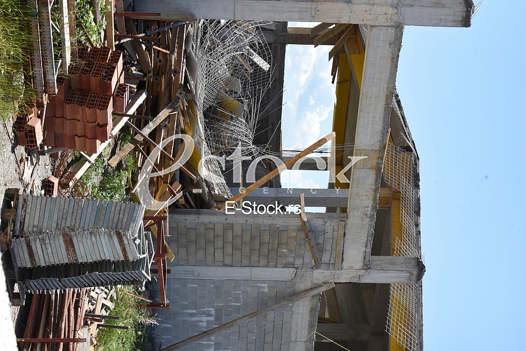 Urusila se kuca povredjeno 6 osoba