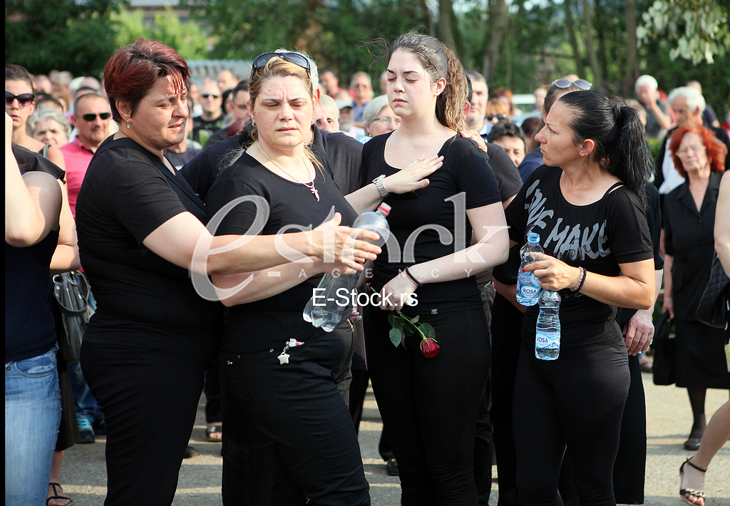 GLUMAC Bogoljub Mitic Djosa (49) sahranjen je u petak na mesnom groblju u rodnom Vlasotincu.