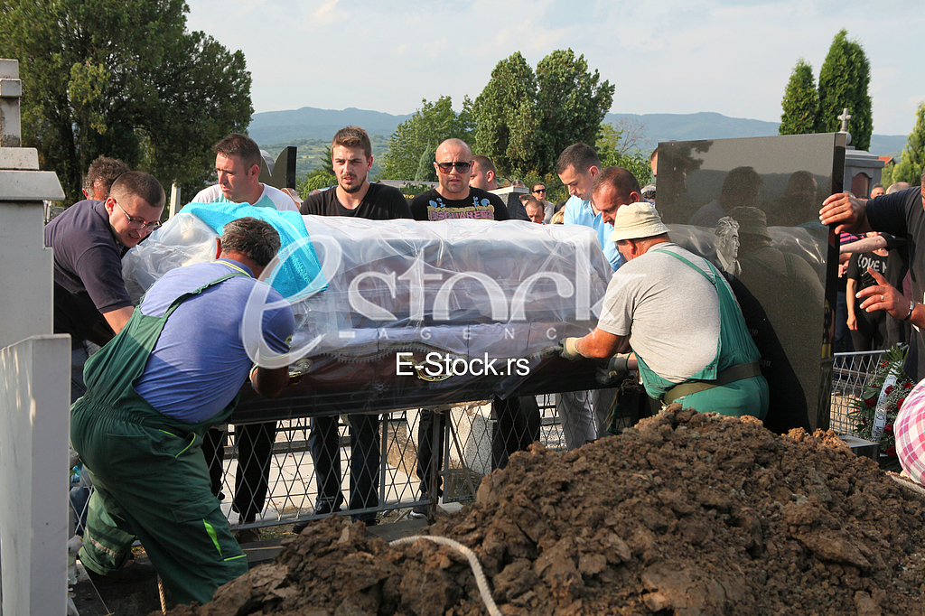 GLUMAC Bogoljub Mitic Djosa (49) sahranjen je u petak na mesnom groblju u rodnom Vlasotincu.