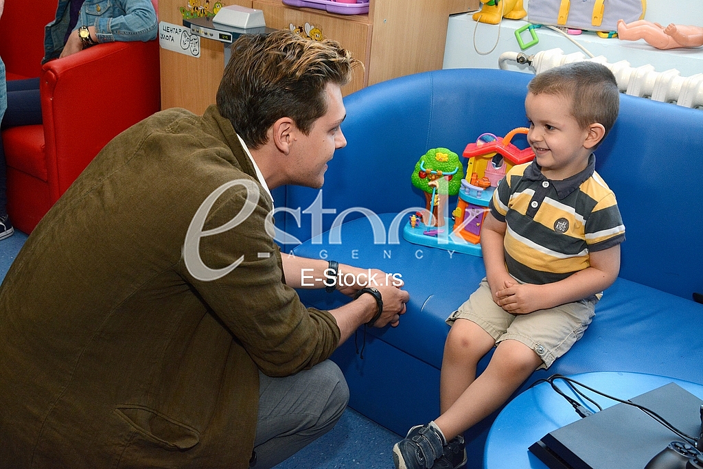 actor Milos Bikovic spending time with children at the Department of Oncology