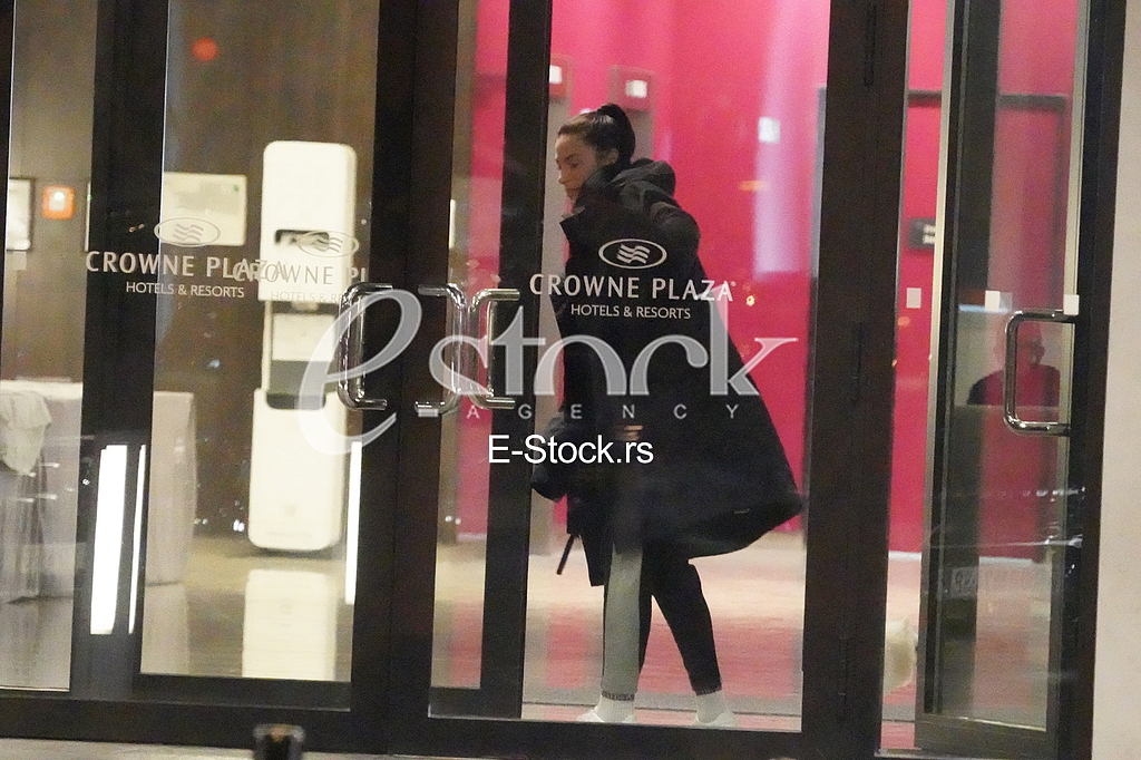 Ivana Vuleta Spanovic u setnji sa psom ispred Crown Plaza