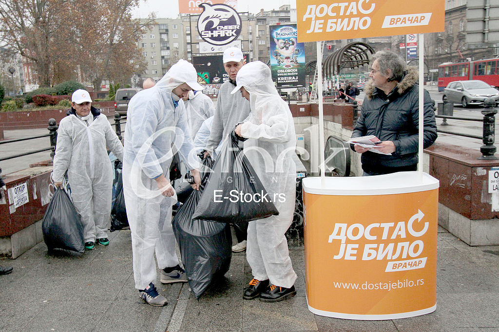 The process of cleaning the underground passage The process of cleaning the underground passage