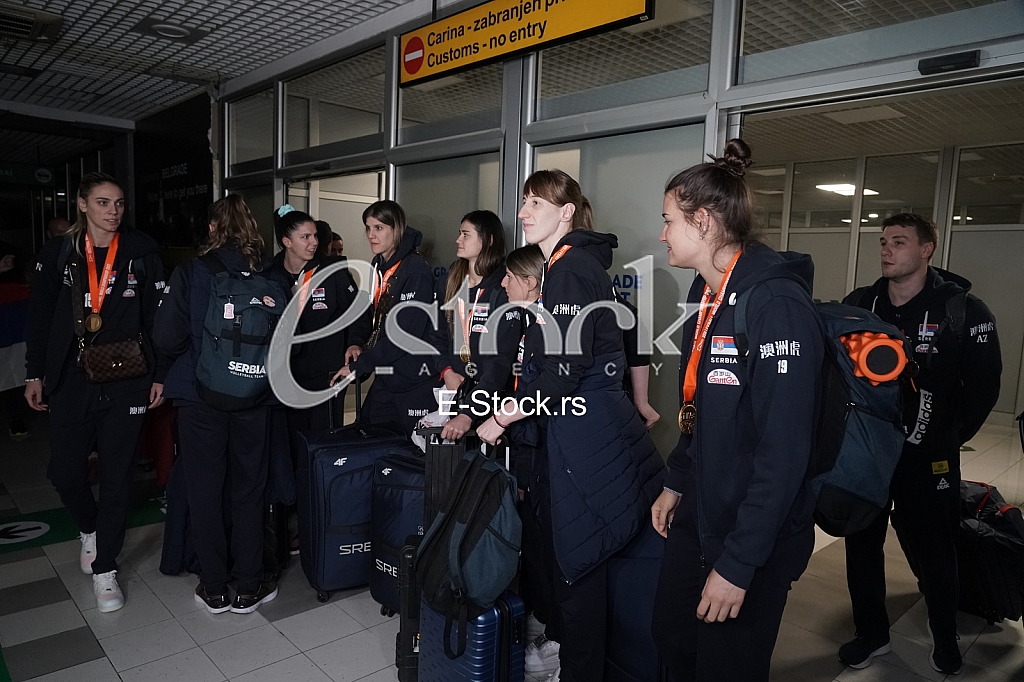 Docek odbojkasica na aerodromu