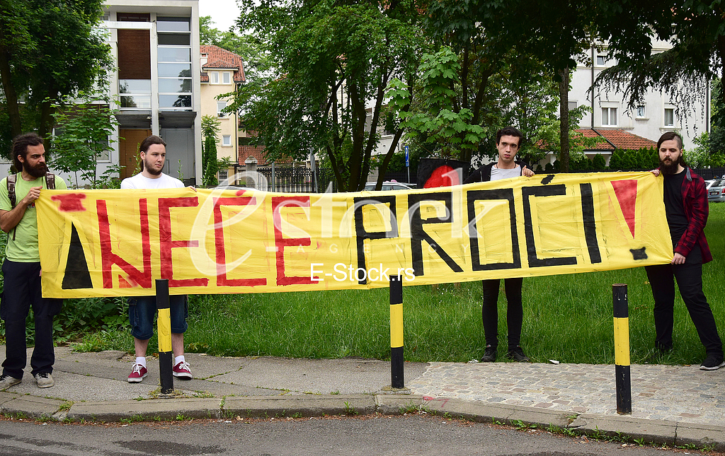 protest in front of the hospital 