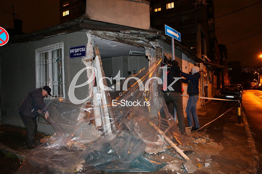 Traffic accident two passenger vehicles that occurred at the intersection of Cerska and the Vardar street car slammed into the tailor's shop on the corner.