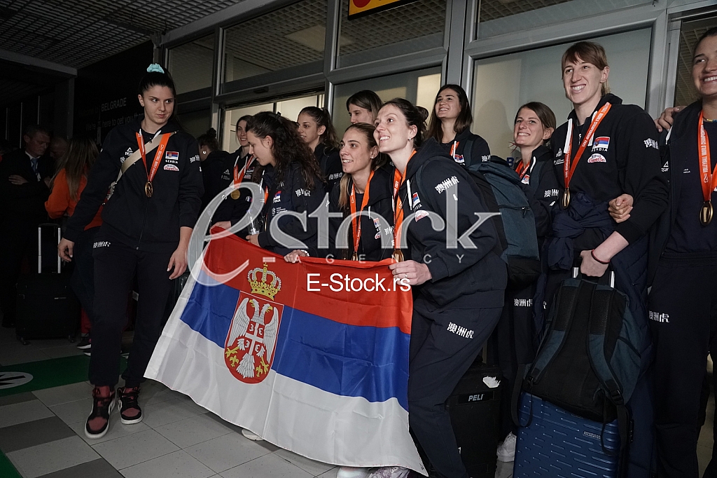 Docek odbojkasica na aerodromu