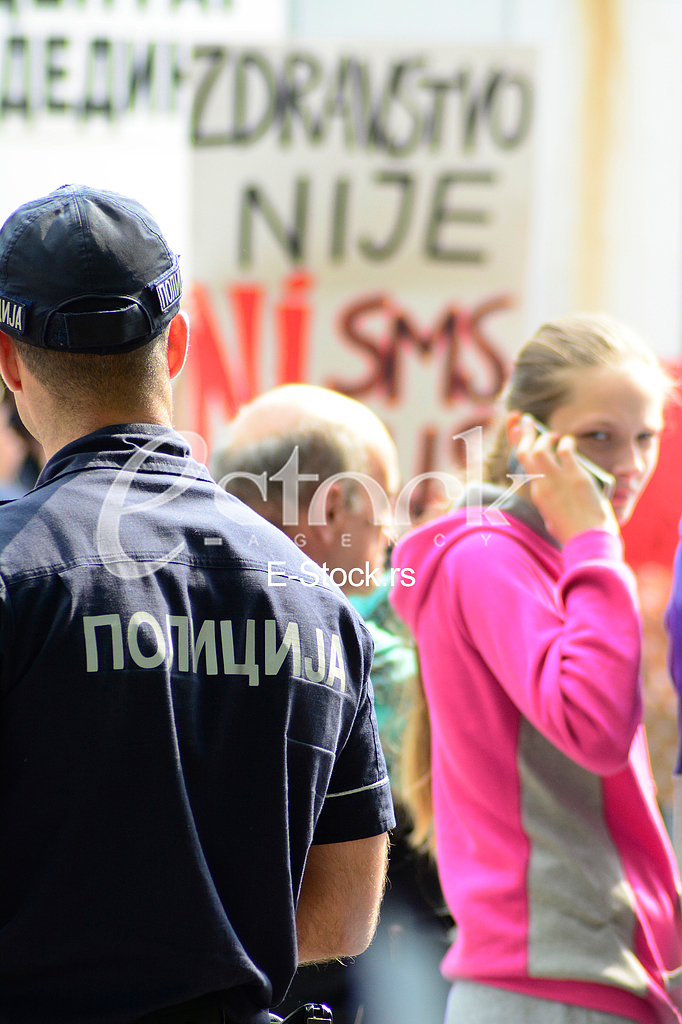 protest in front of the hospital 