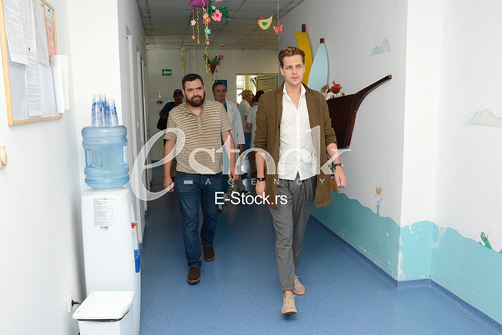 actor Milos Bikovic spending time with children at the Department of Oncology