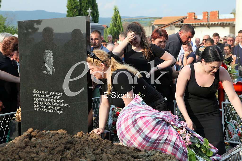 GLUMAC Bogoljub Mitic Djosa (49) sahranjen je u petak na mesnom groblju u rodnom Vlasotincu.