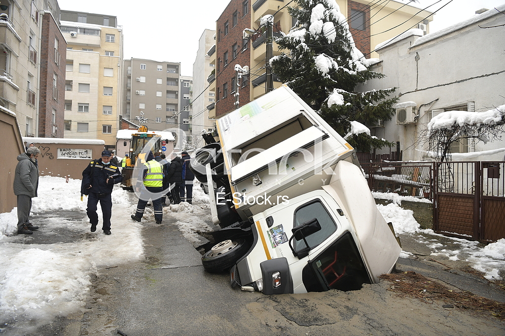 Propao kamion kroz asfalt na Vozdovcu