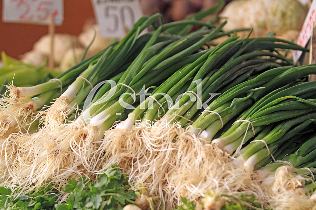 Mladi luk na pijaci, Onions on market Mladi luk na pijaci, Onions on market