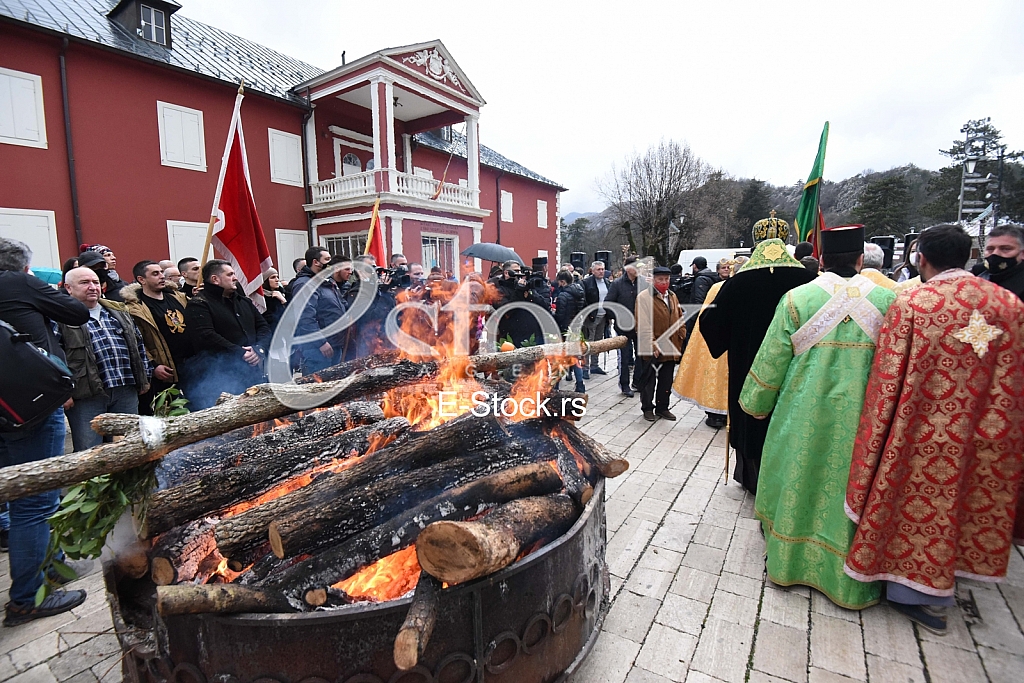 Paljenje badnjaka Crnogorska crkva