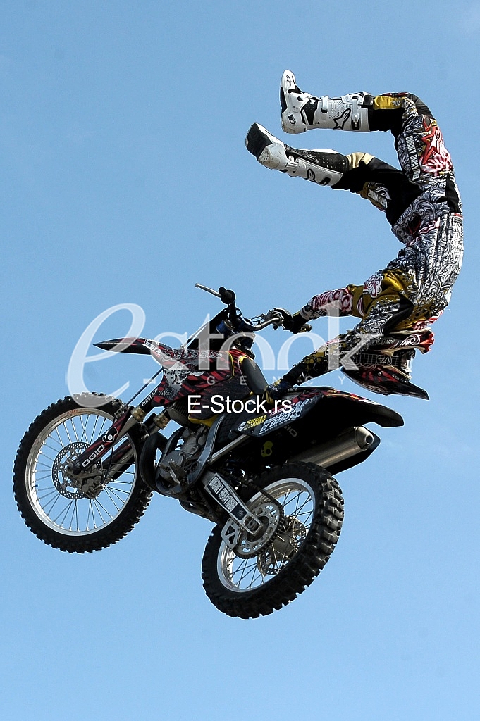motorcycle acrobatic stunts