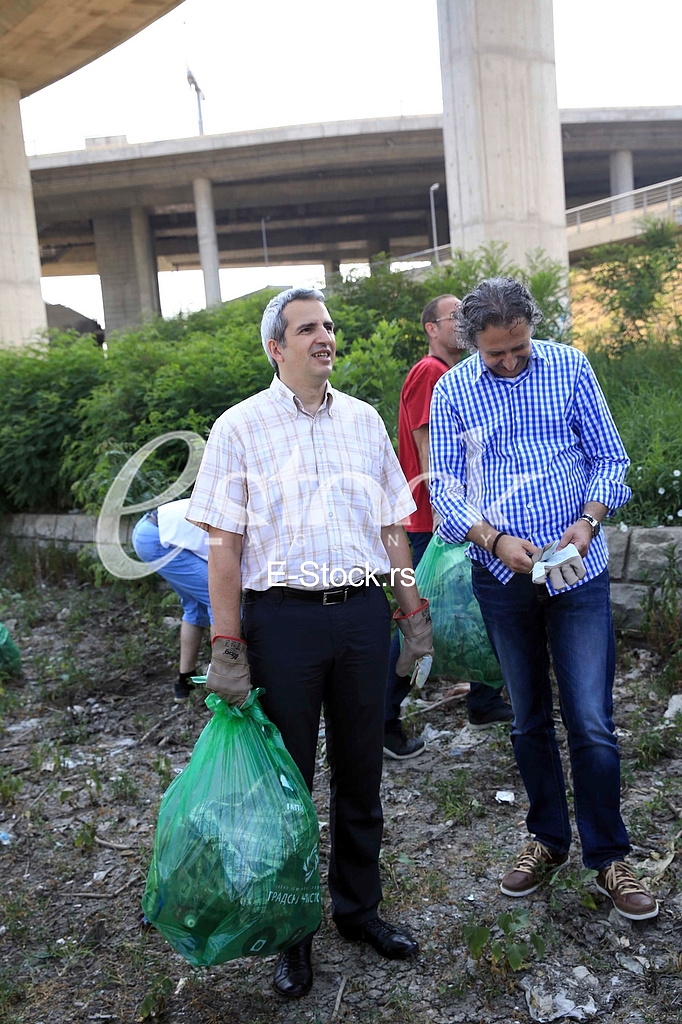 Politicari su danas ocistili obalu Save