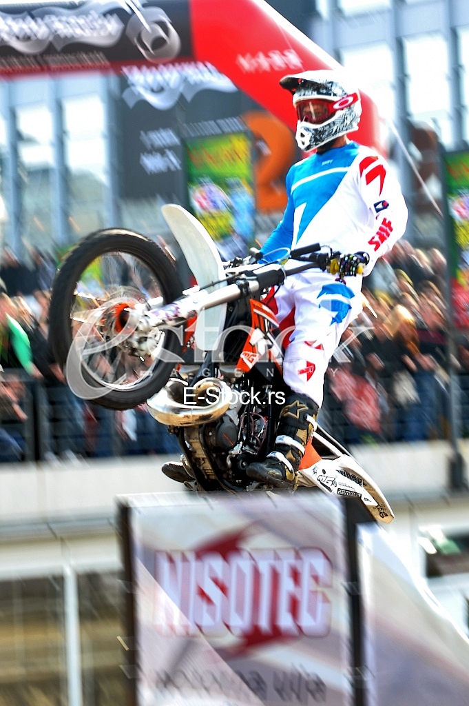 motorcycle acrobatic stunts