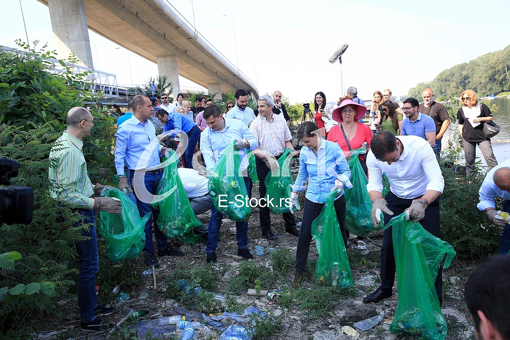 Politicari su danas ocistili obalu Save