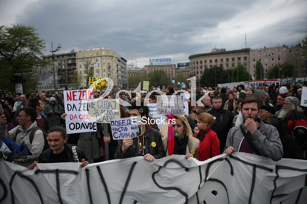 Protesters against the dictatorship gathered today, in a rather small number, in front of the Serbian Parliament, after the 