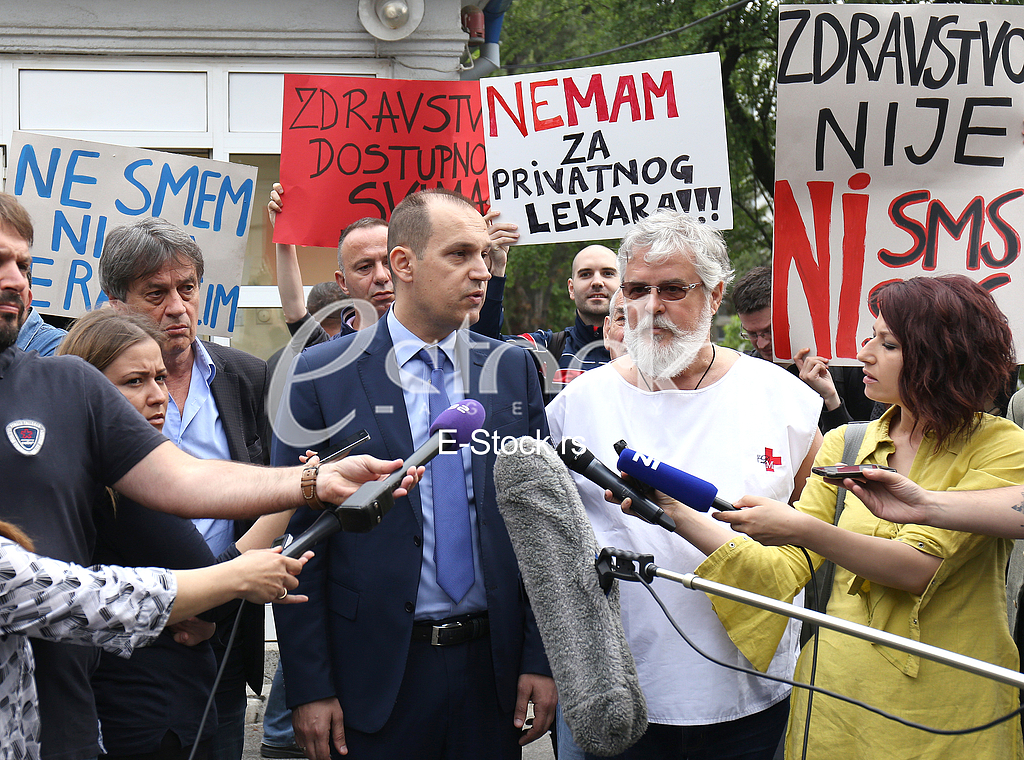 protest in front of the hospital 