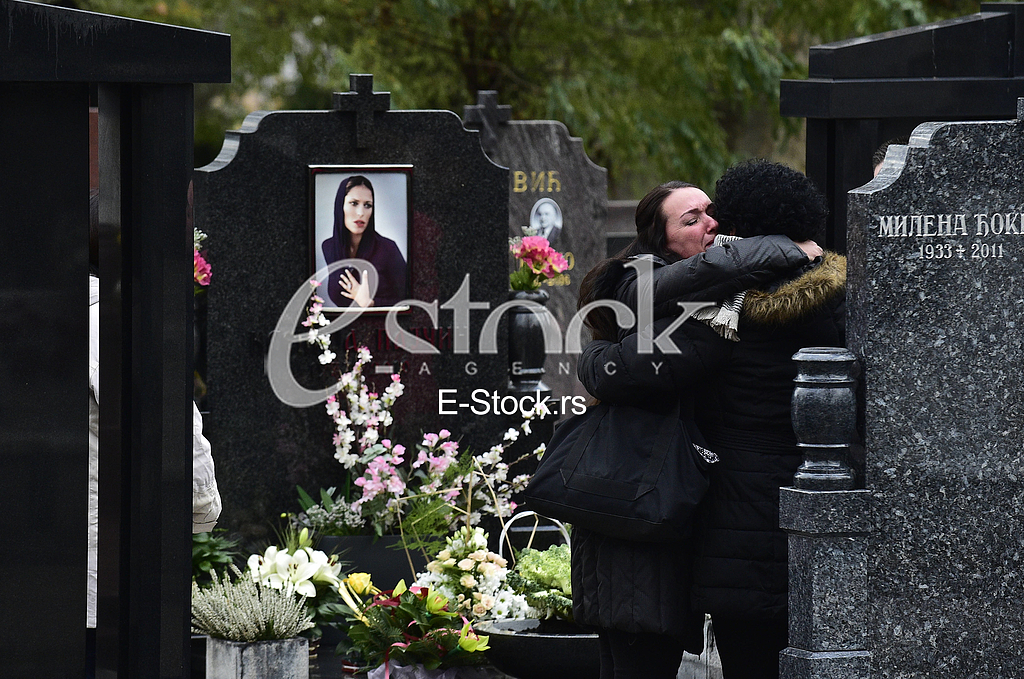 Ljubica Kostic majka na grobu