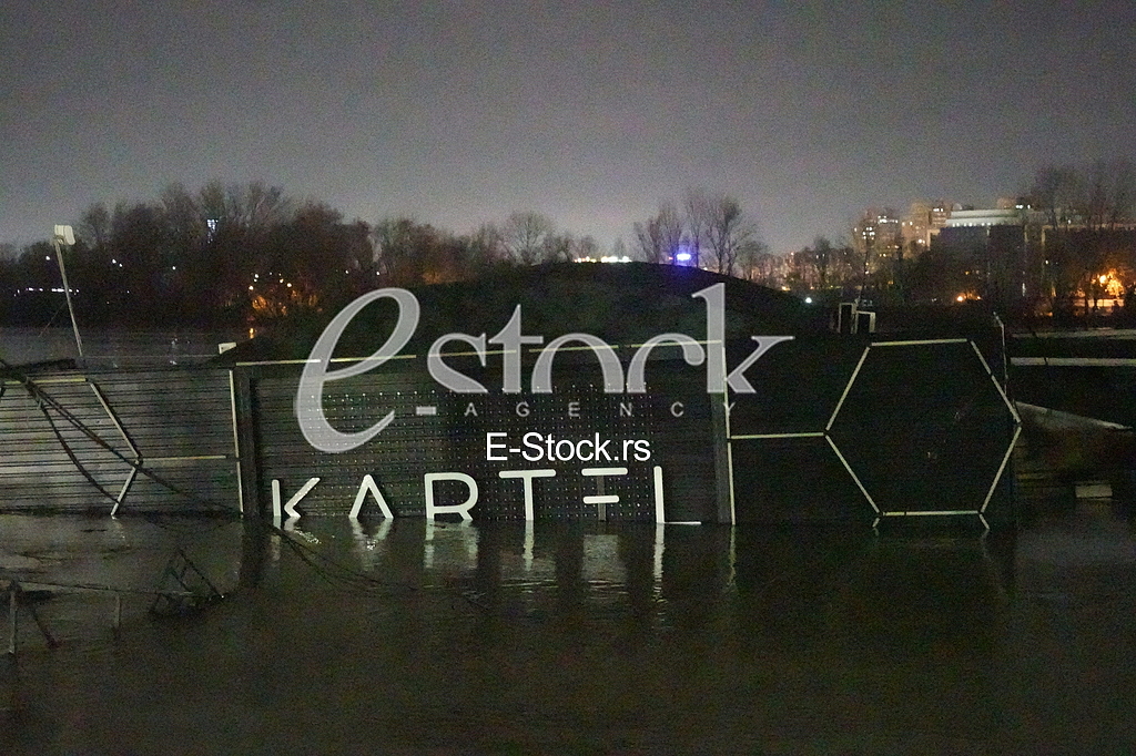 Splav Kartel  je potonuo