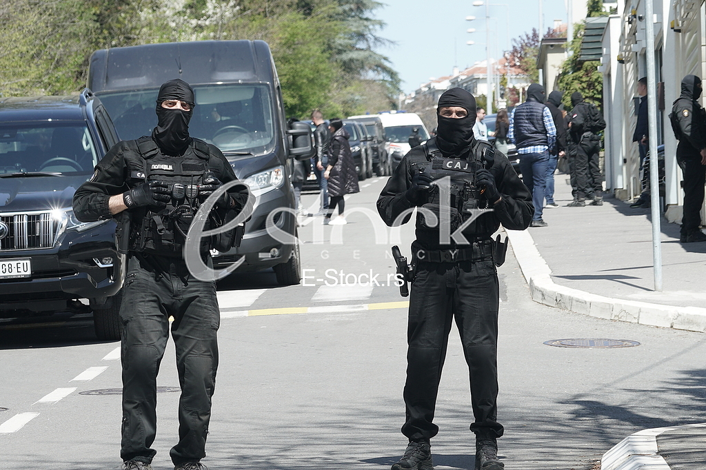 policijske snage ispred kuce Darko Saric