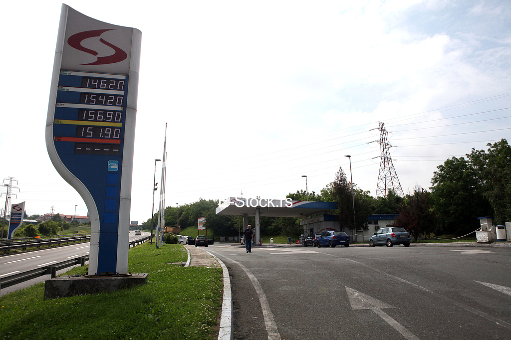 Radnica benzinske pumpe na auto-putu Beograd-Nis tesko je povredena kada joj je sinoc oko 23 sata nepoznati napadac pucao iz pištolja u glavu