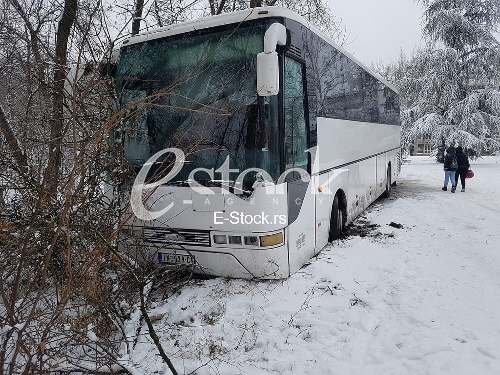 Autobus sleteo sa puta kod Banjičke šume