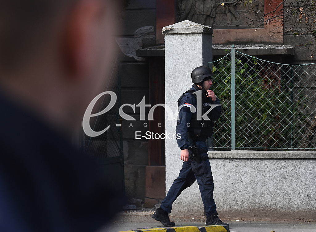 POLICIJA SPRECAVA MUSKARCA DA SKOCI SA ZGRADE